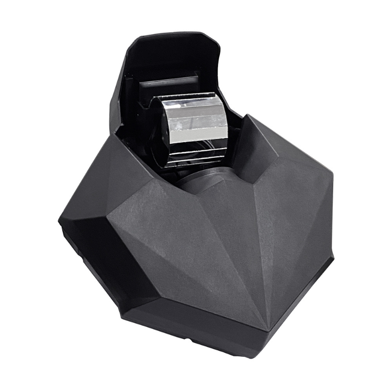 Ein schwarzer, facettierter Klebeabroller mit silberner Metallrolle auf weißem Hintergrund.