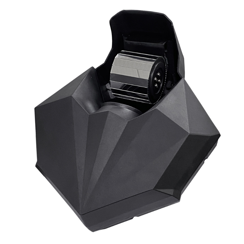 Ein schwarzes geometrisches Gerät mit einer zentralen metallischen Zylinderwalze mit mehreren Facetten vor weißem Hintergrund.