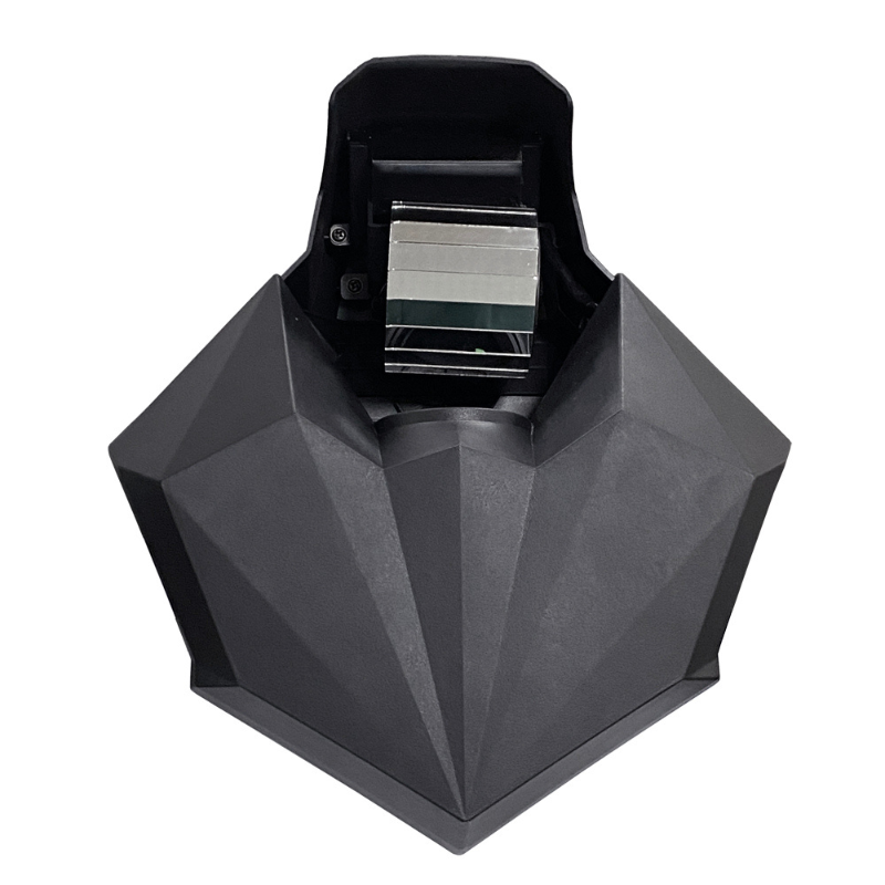 Ein schwarzes, facettiertes Gerät mit einer Metallwalze im oberen Bereich auf weißem Hintergrund.