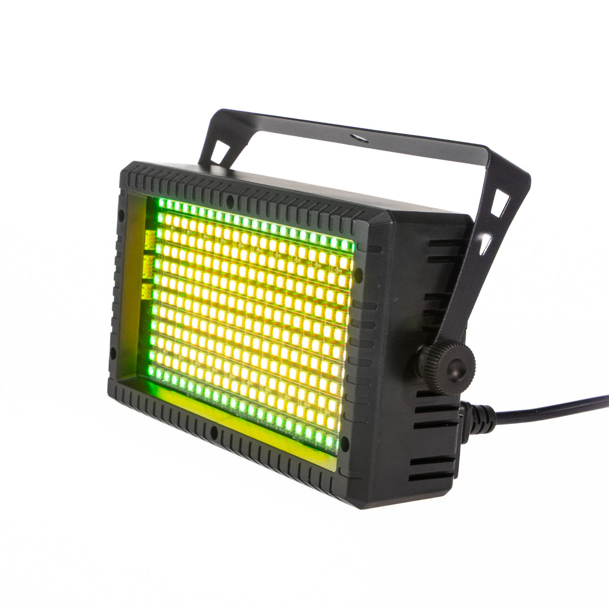 Ein schwarzer LED-Strahler mit grün-gelbem Licht und Haltebügel auf weißem Grund.