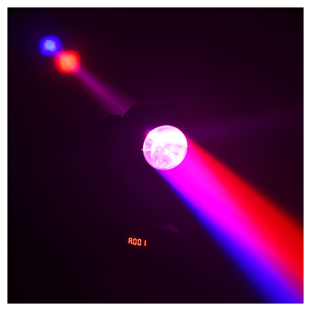 Ein Scheinwerfer projiziert einen kräftigen roten und blauen Lichtstrahl in die Dunkelheit.