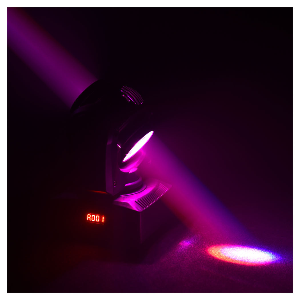 Ein schwarzer Bühnenscheinwerfer wirft einen hellen violetten Strahl und Lichtfleck vor dunklem Hintergrund.