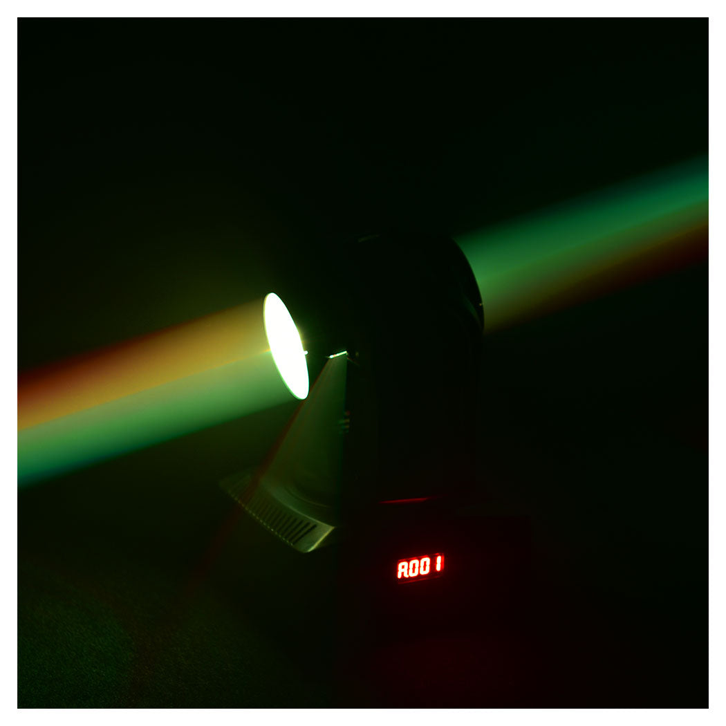Ein schwarzer Bühnenscheinwerfer wirft einen hellgrünen und gelben Lichtstrahl in einen dunklen Raum.