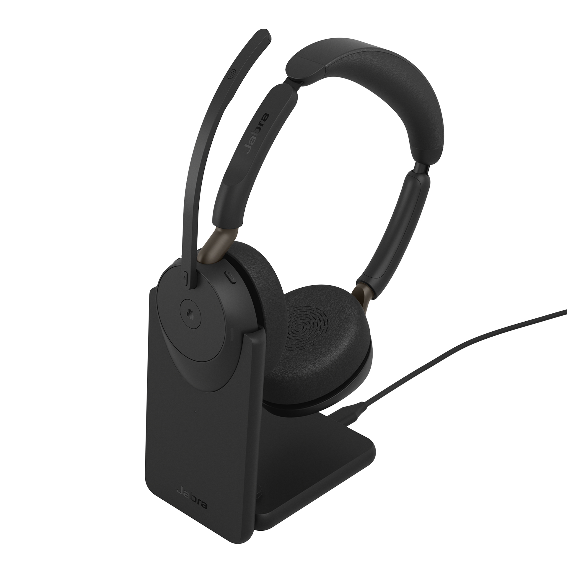 Schwarzes Jabra-Headset mit hochgeklapptem Mikrofon auf einer passenden Ladestation vor weißem Hintergrund.