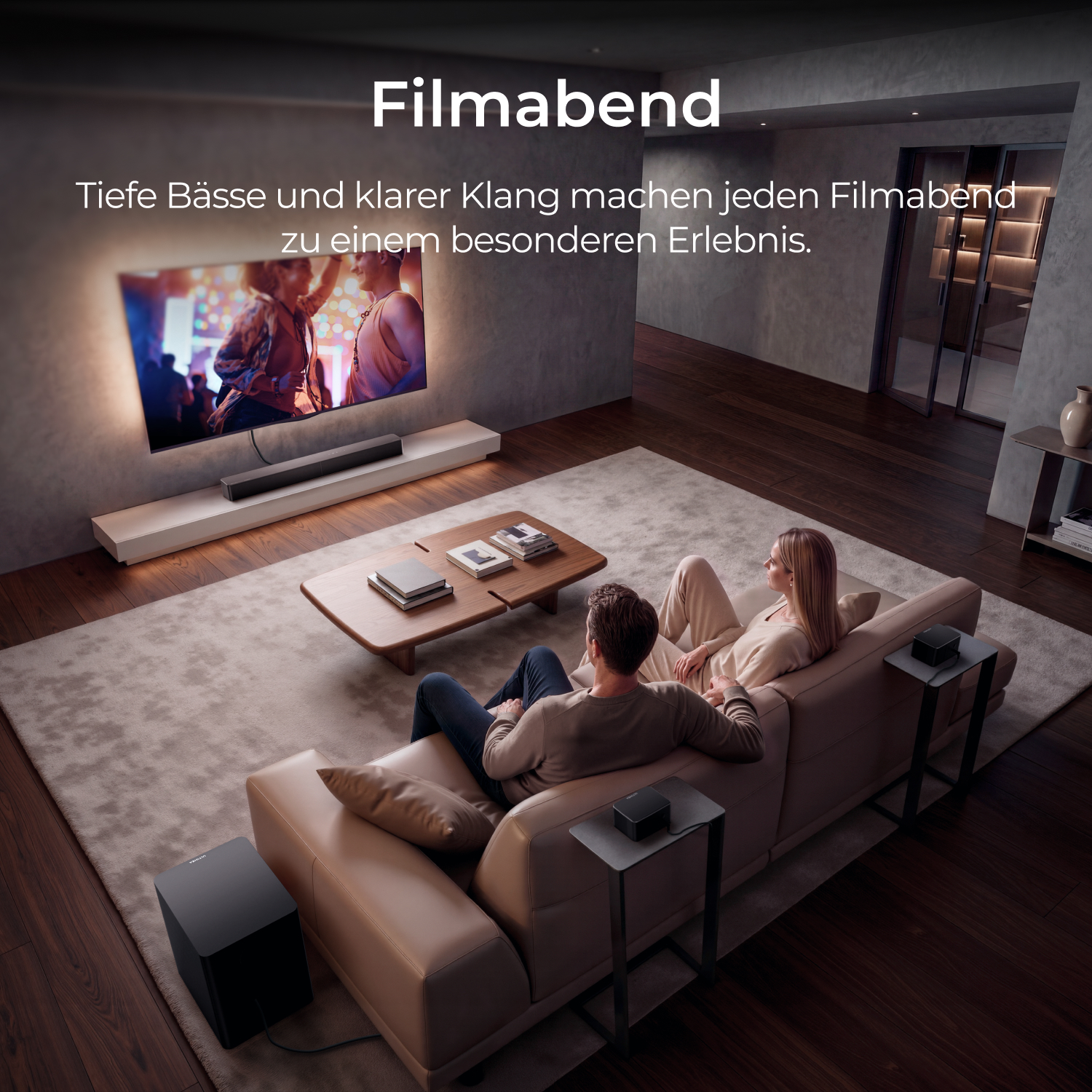 Un couple est assis sur un canapé dans un salon moderne, regardant un film sur un grand téléviseur.
