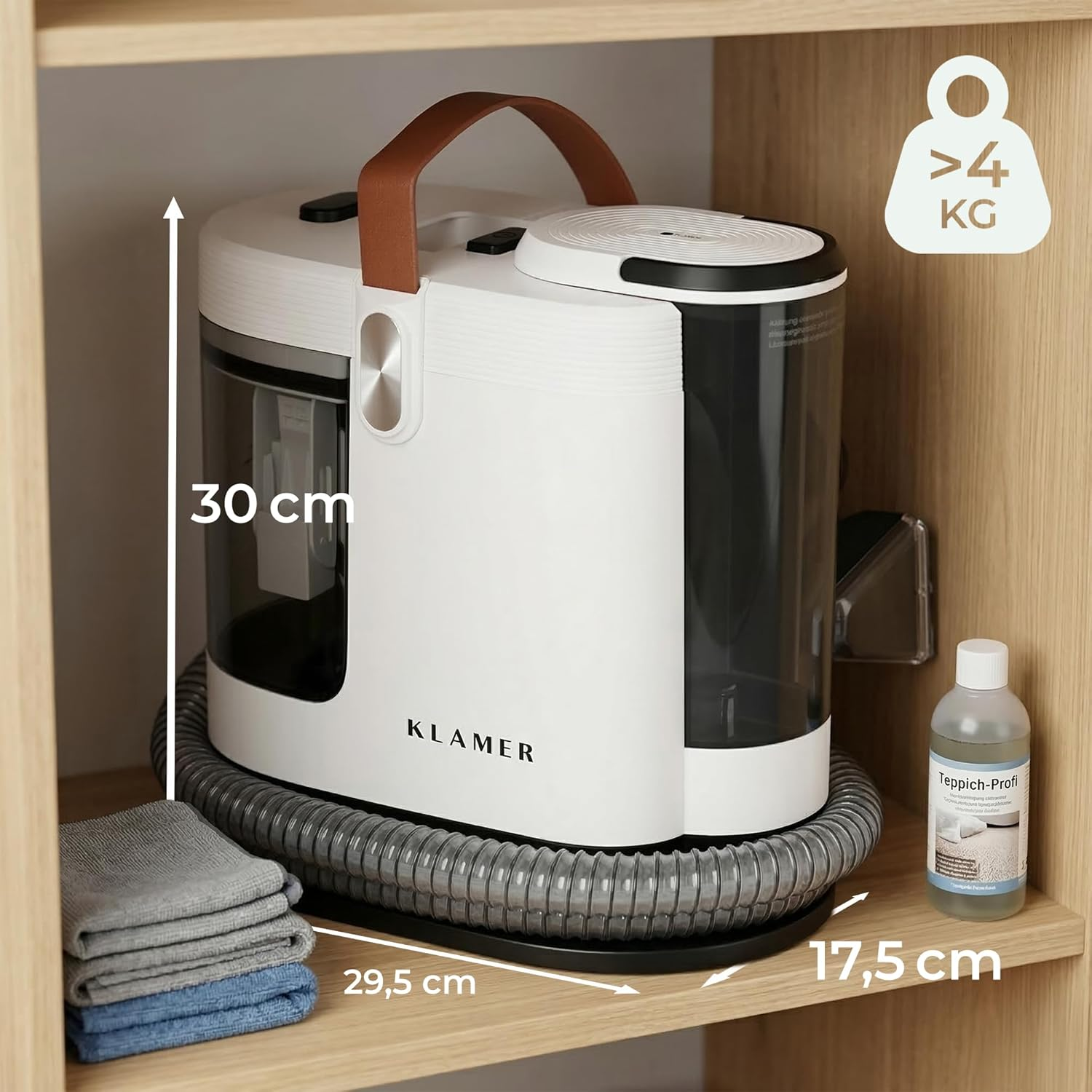 Weißes Klamer Reinigungsgerät mit braunem Griff, Schlauch und Abmessungen in Holzregal.