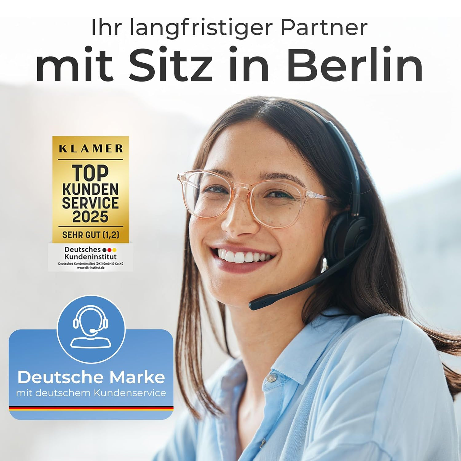 Eine lächelnde Kundenservice-Mitarbeiterin mit Brille und Headset, neben einem Gütesiegel und Text.
