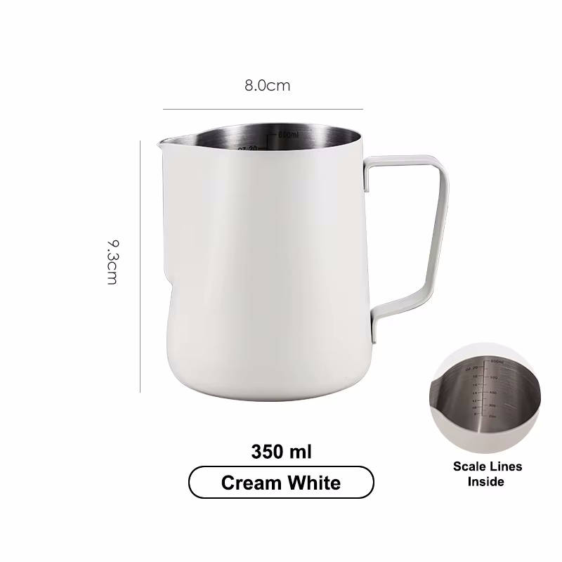 Cremeweißes Milchkännchen aus Edelstahl mit Maßen von 8 cm Breite und 9,3 cm Höhe sowie Skala innen.