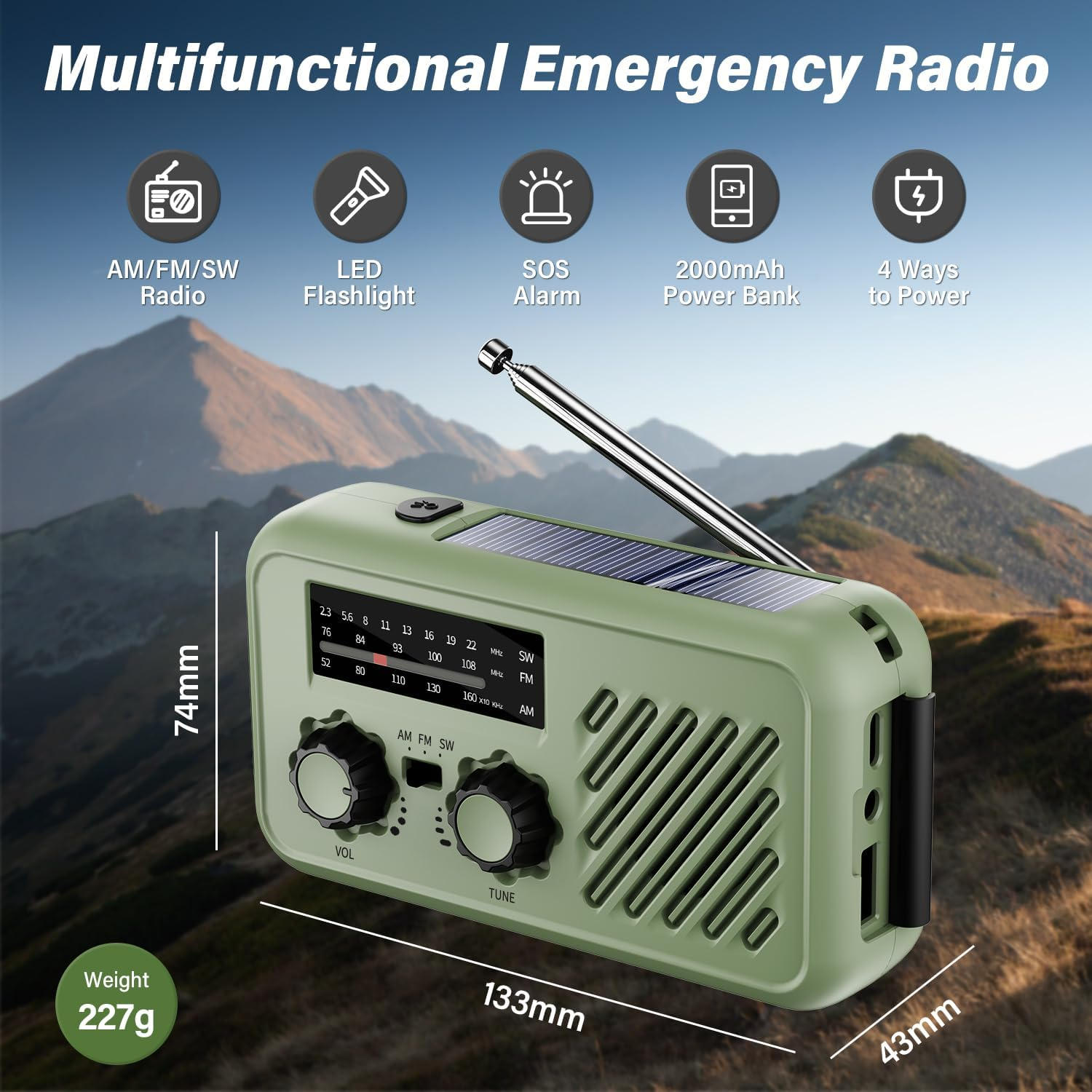 Ein grünes Multifunktions-Notfallradio mit Solarpanel, Antenne und Reglern vor einer Bergkulisse.