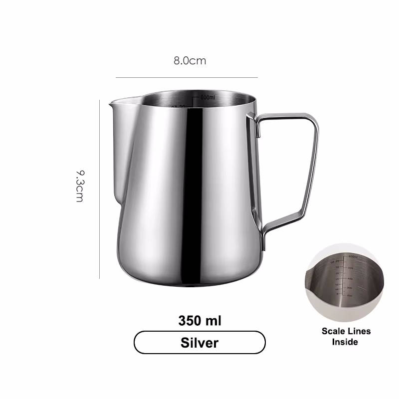 Ein silbernes 350-ml-Milchaufschäumkännchen aus Edelstahlt mit Maßen und Inneneinteilung.