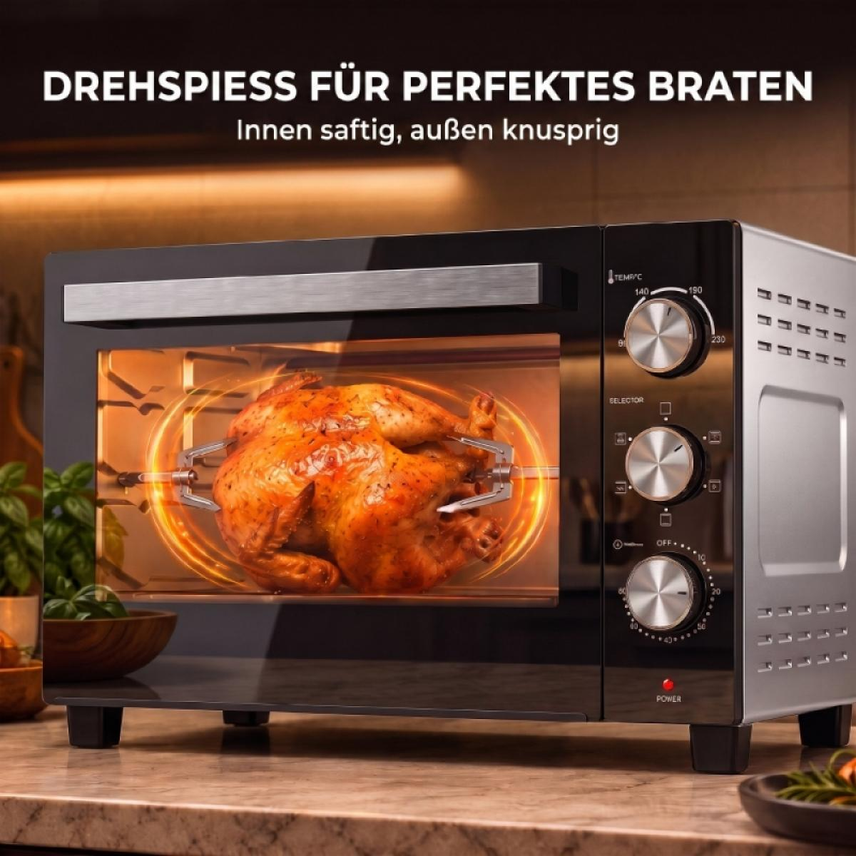 Ein schwarzer Mini-Backofen auf einer Küchenarbeitsplatte, in dem ein ganzes Hähnchen am Spieß rotiert.
