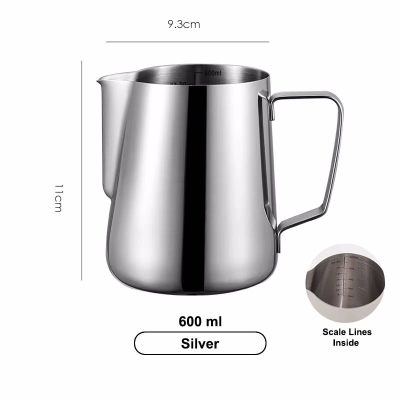 Silberner Milchschaumkrug aus Edelstahl mit 600ml Fassungsvermögen, Maßangaben und Abmessungen.