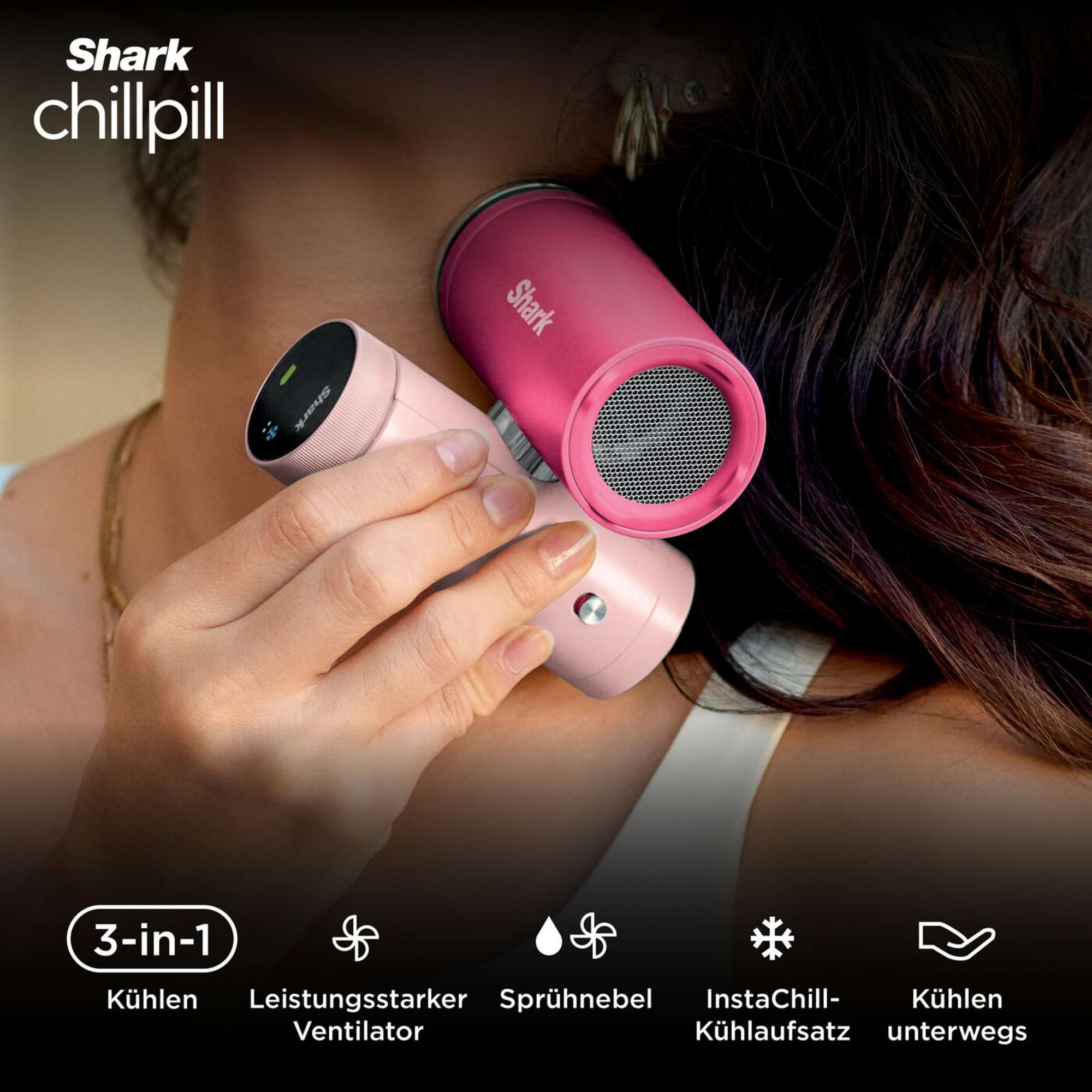 Una persona tiene un dispositivo rosa Shark chillpill 3 in 1 sul collo, con funzioni di raffreddamento, ventola e nebbia.