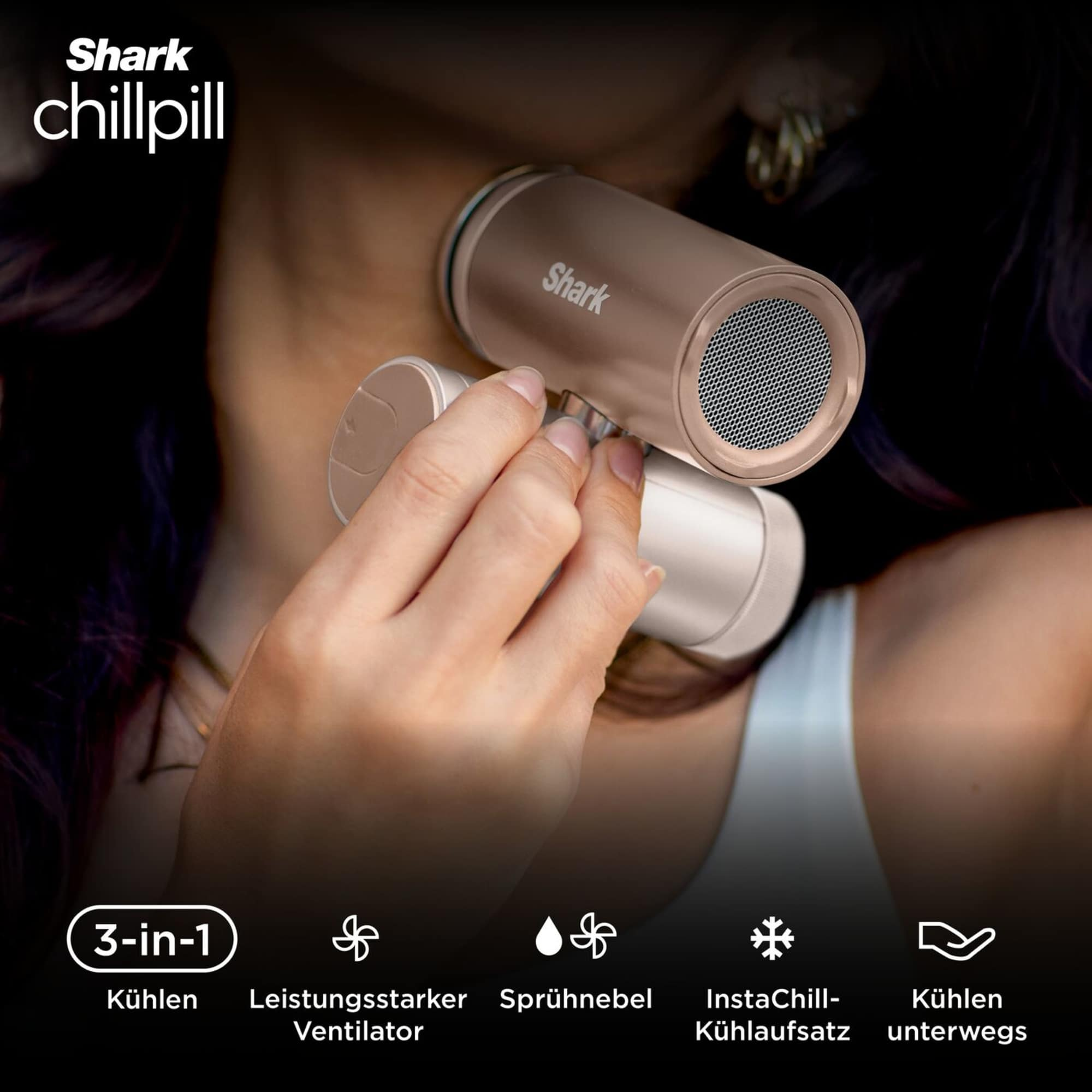 Una mano tiene un dispositivo Shark Chillpill 3 in 1 in oro rosa vicino al collo di una donna.
