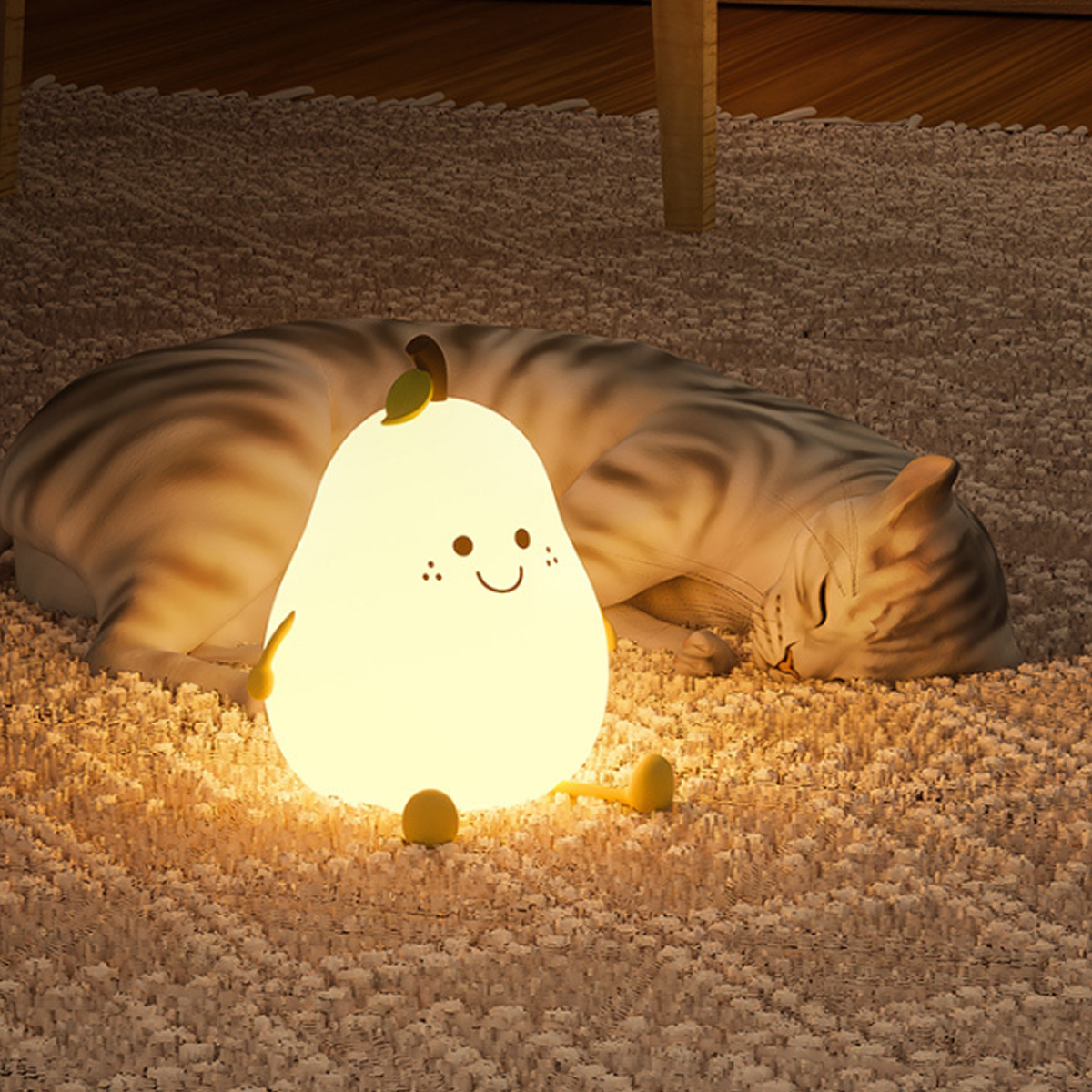 Ein leuchtendes birnenförmiges Nachtlicht steht auf einem strukturierten Teppich vor einer schlafenden Katze.