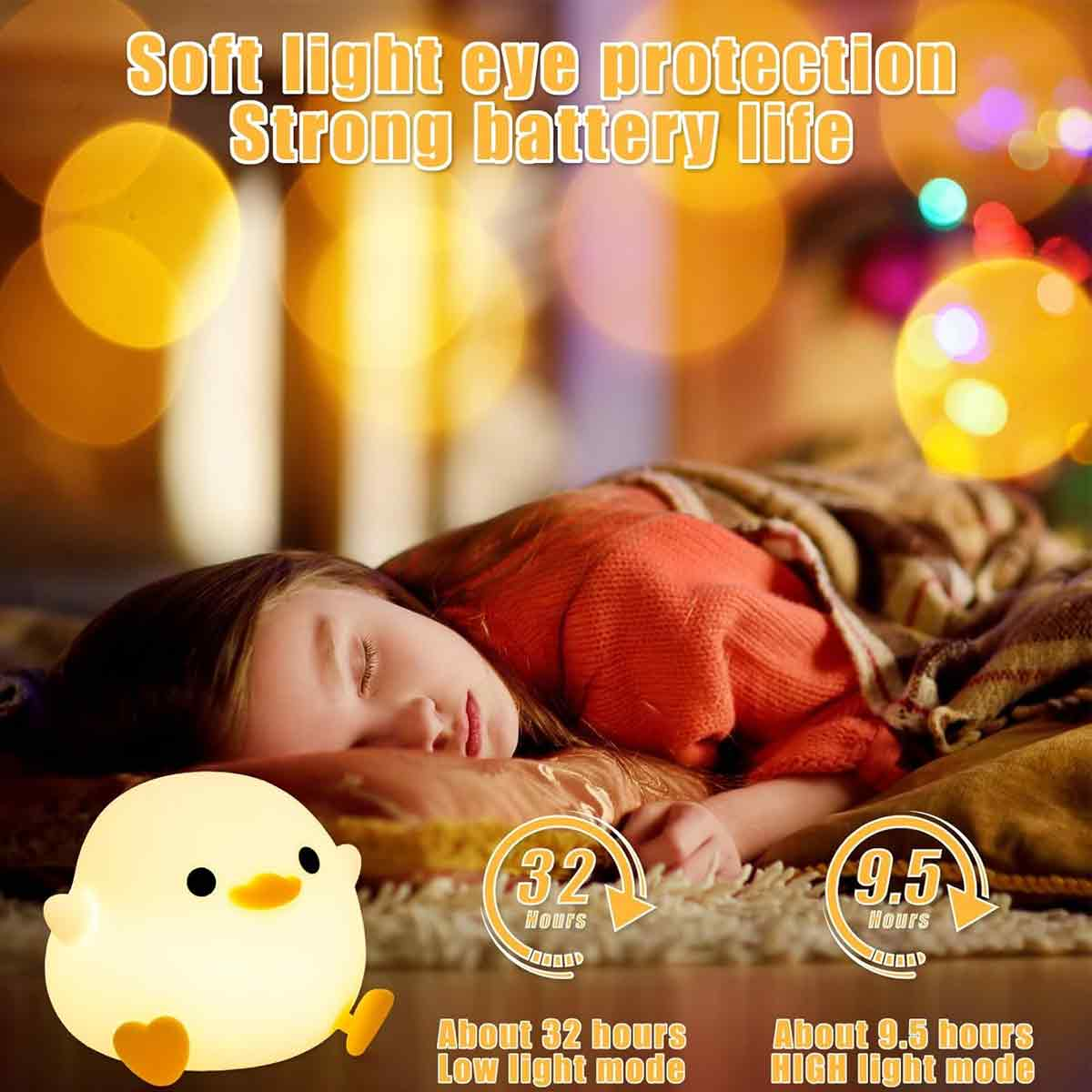 Ein schlafendes Kind ruht im Bett neben einem gelben Enten-Nachtlicht mit Text zur Akkulaufzeit.