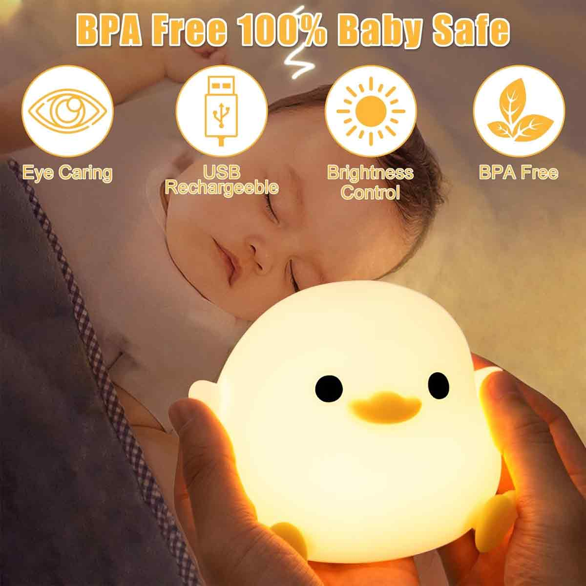 Ein schlafendes Baby neben einem warm leuchtenden Enten-Nachtlicht und vier Icons mit Eigenschaften.