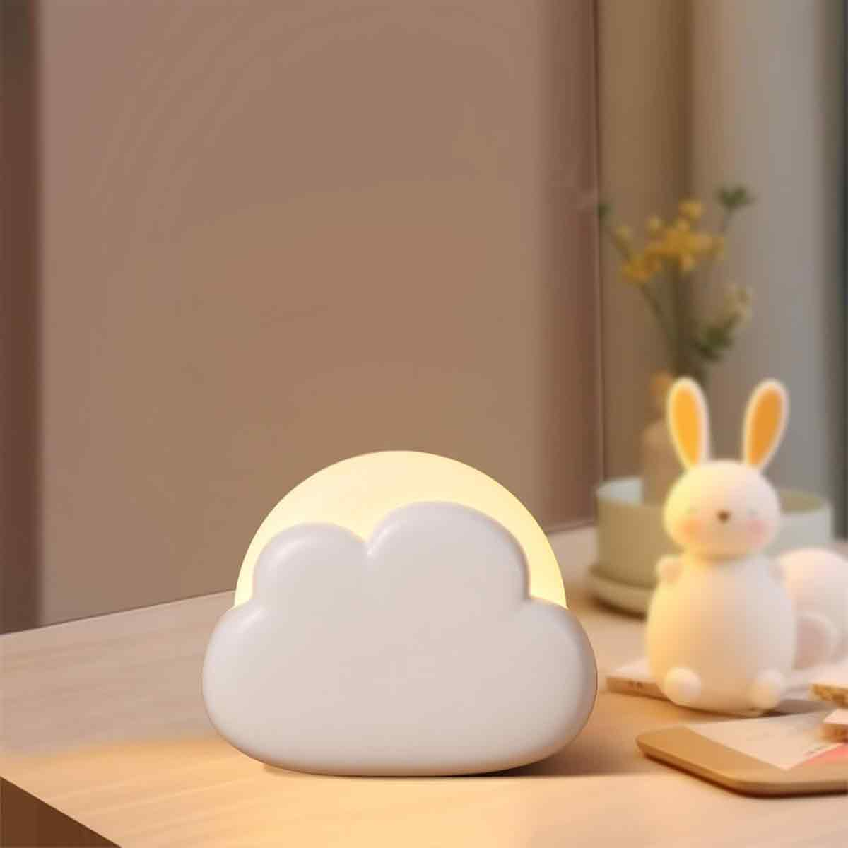 Eine weiße Wolkenlampe und ein kleiner Hase auf einem Tisch.