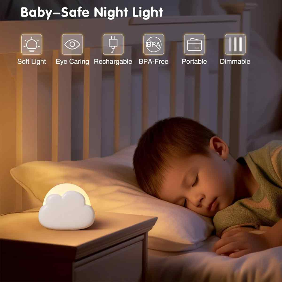 Kleinkind schläft friedlich im Bett neben einer kleinen wolkenförmigen Nachttischlampe mit sanftem Licht.