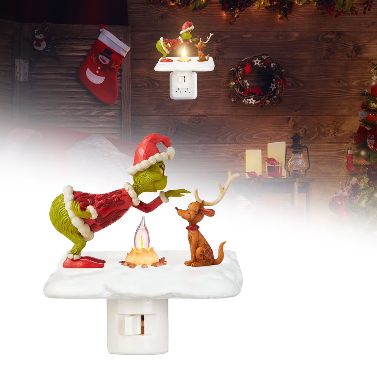 Ein Grinch- und Hund-Nachtlicht an der Wand, vor einer festlichen Holzverkleidung mit Tannenbaum.