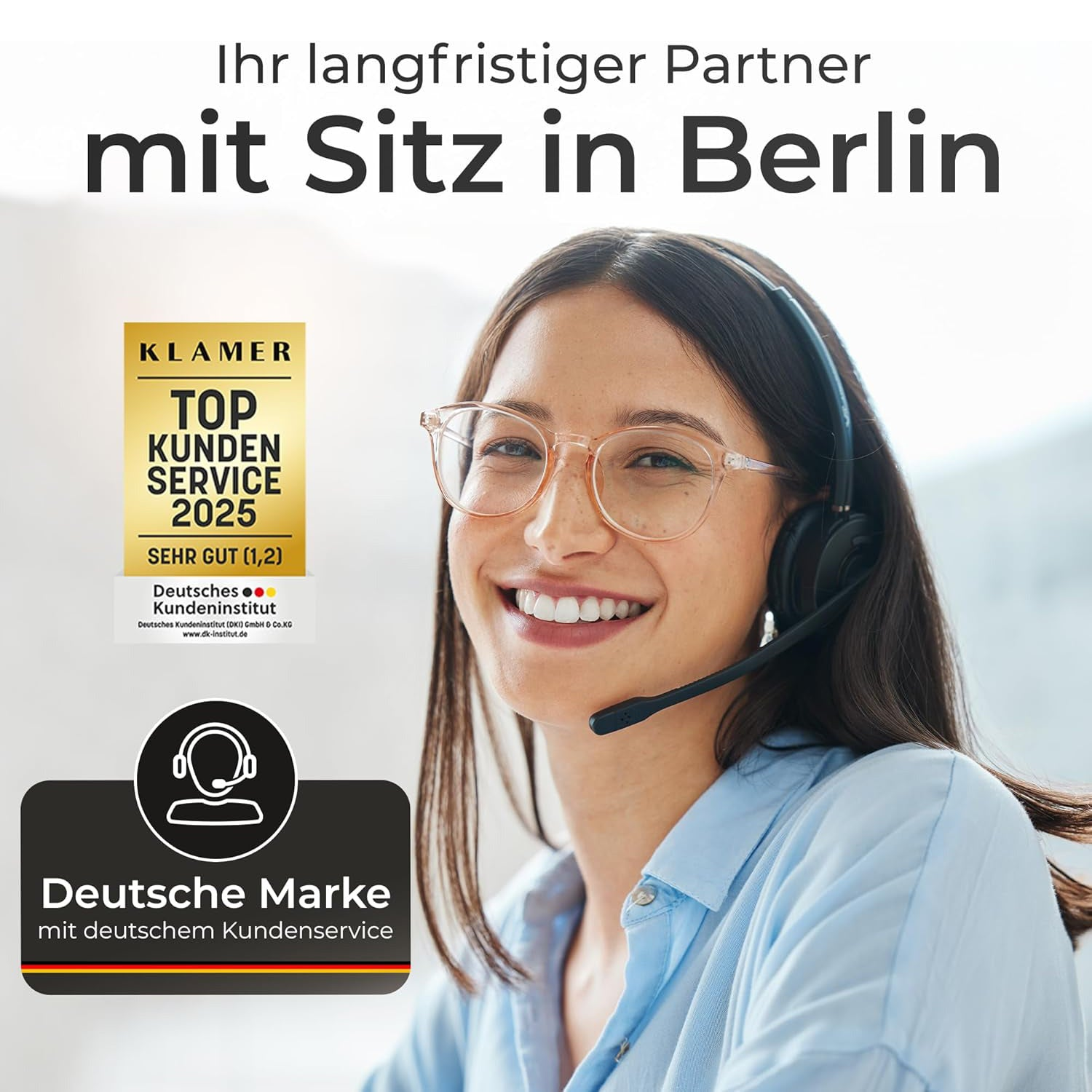 Lächelnte Frau mit Headset und Brille vor einem Werbebanner mit Auszeichnungen.
