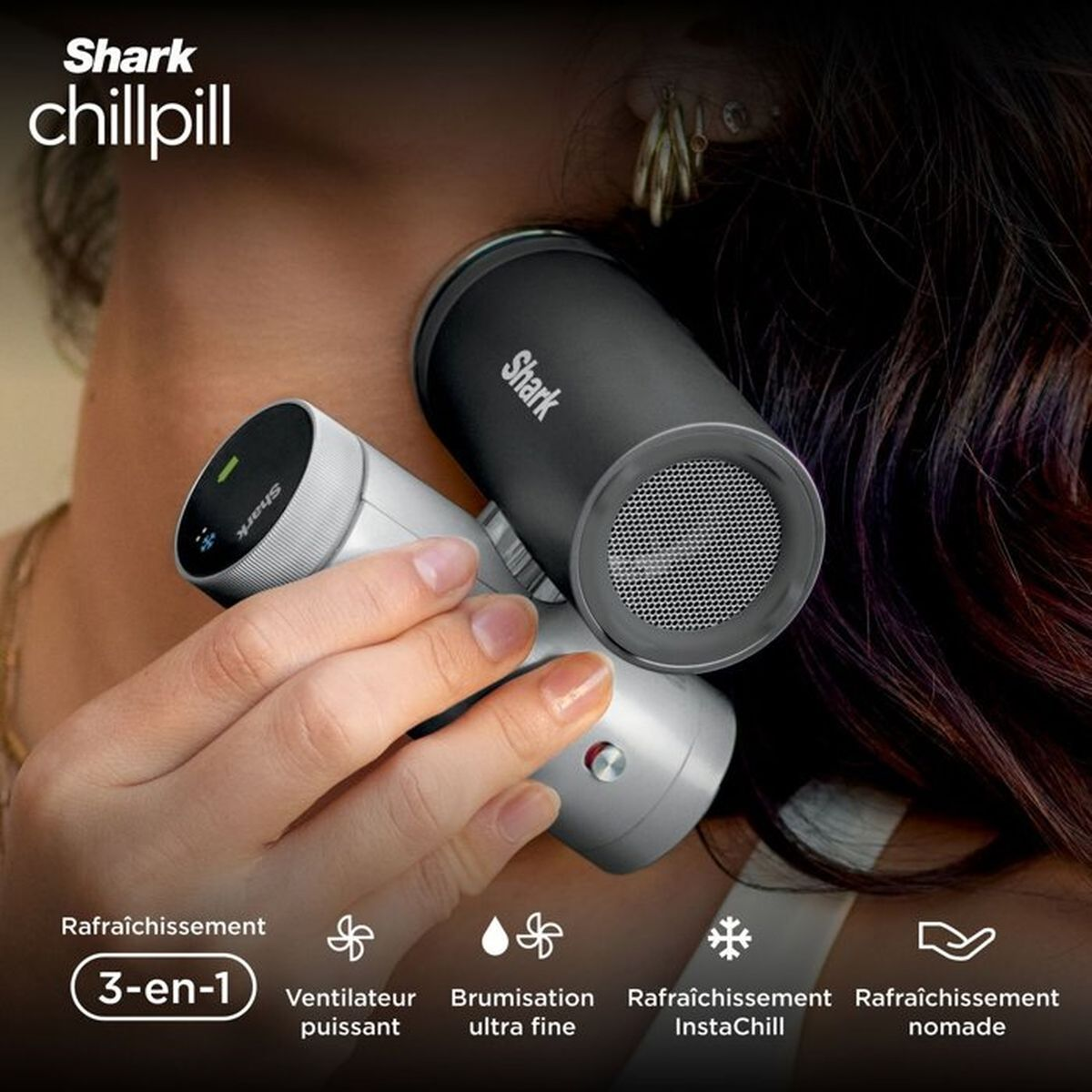Una persona tiene il dispositivo portatile Shark Chillpill 3 in 1 con ventola e raffreddamento sul collo.