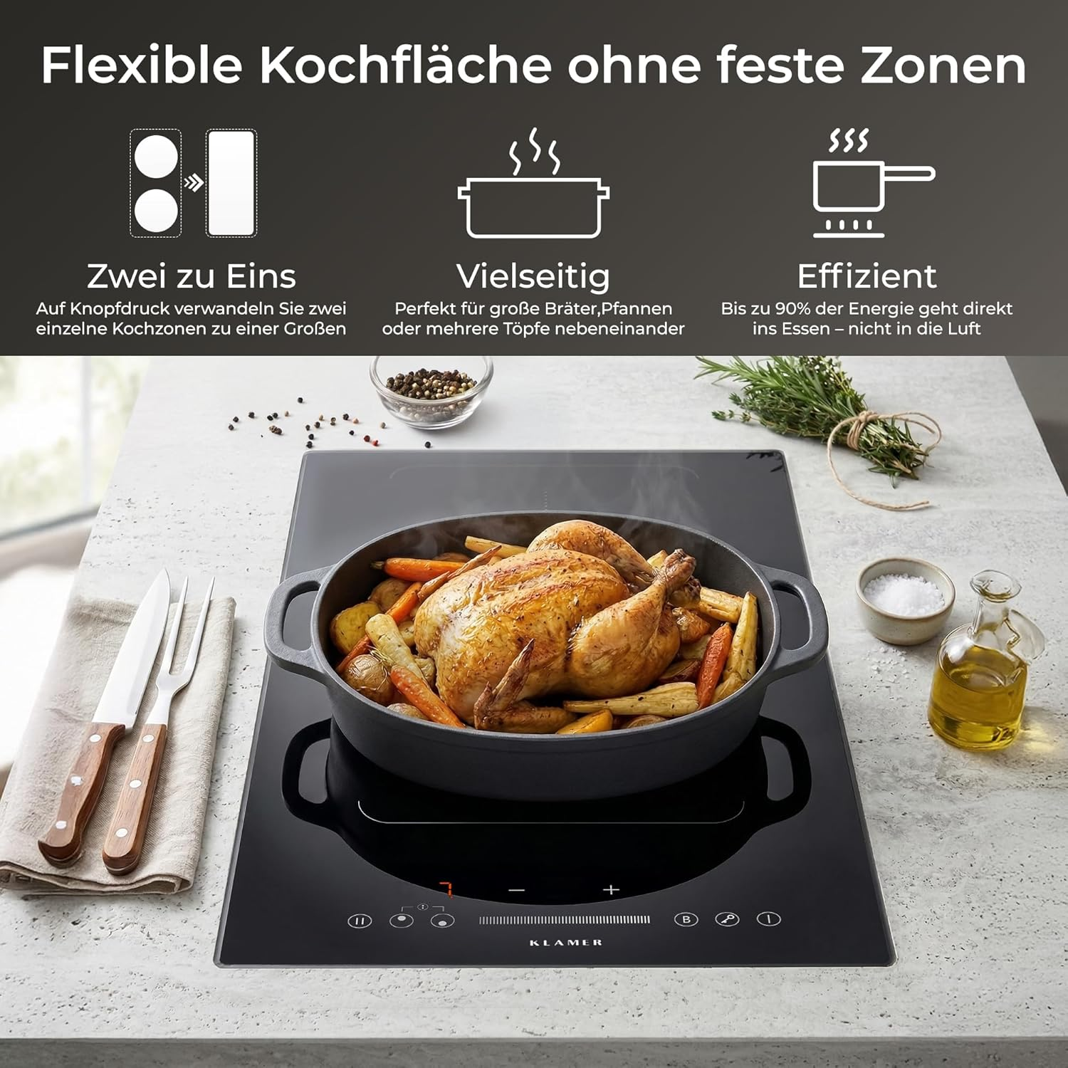 Brathendl mit Gemüse in einer Pfanne auf einem schwarzen Induktionskochfeld, mit Besteck, Gewürzen und Öl auf der Theke.