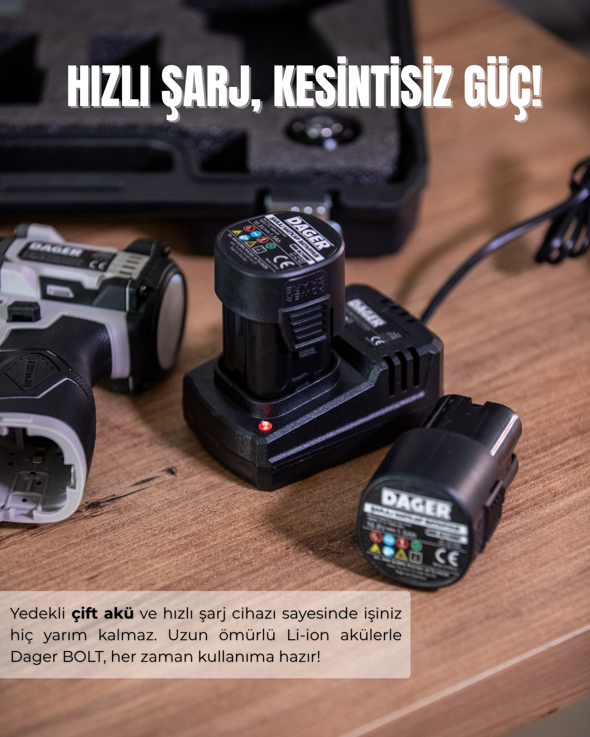 Ahşap masada şarj cihazı ve yedek bataryasıyla Dager akülü matkap.