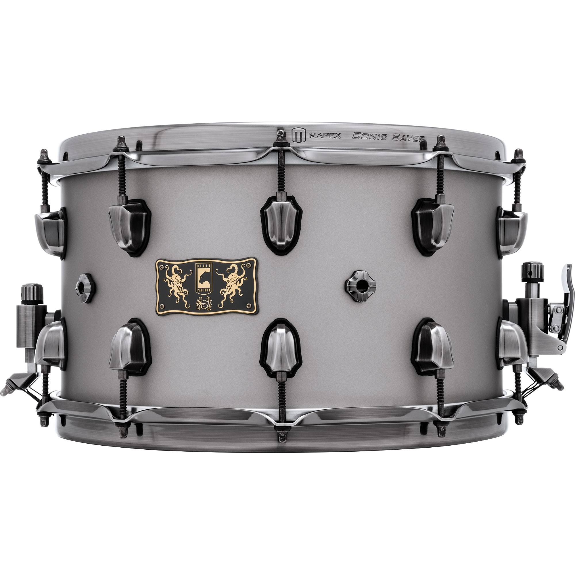 Beyaz arka plan üzerinde gri gövdeye ve siyah metal aksama sahip Mapex trampet.