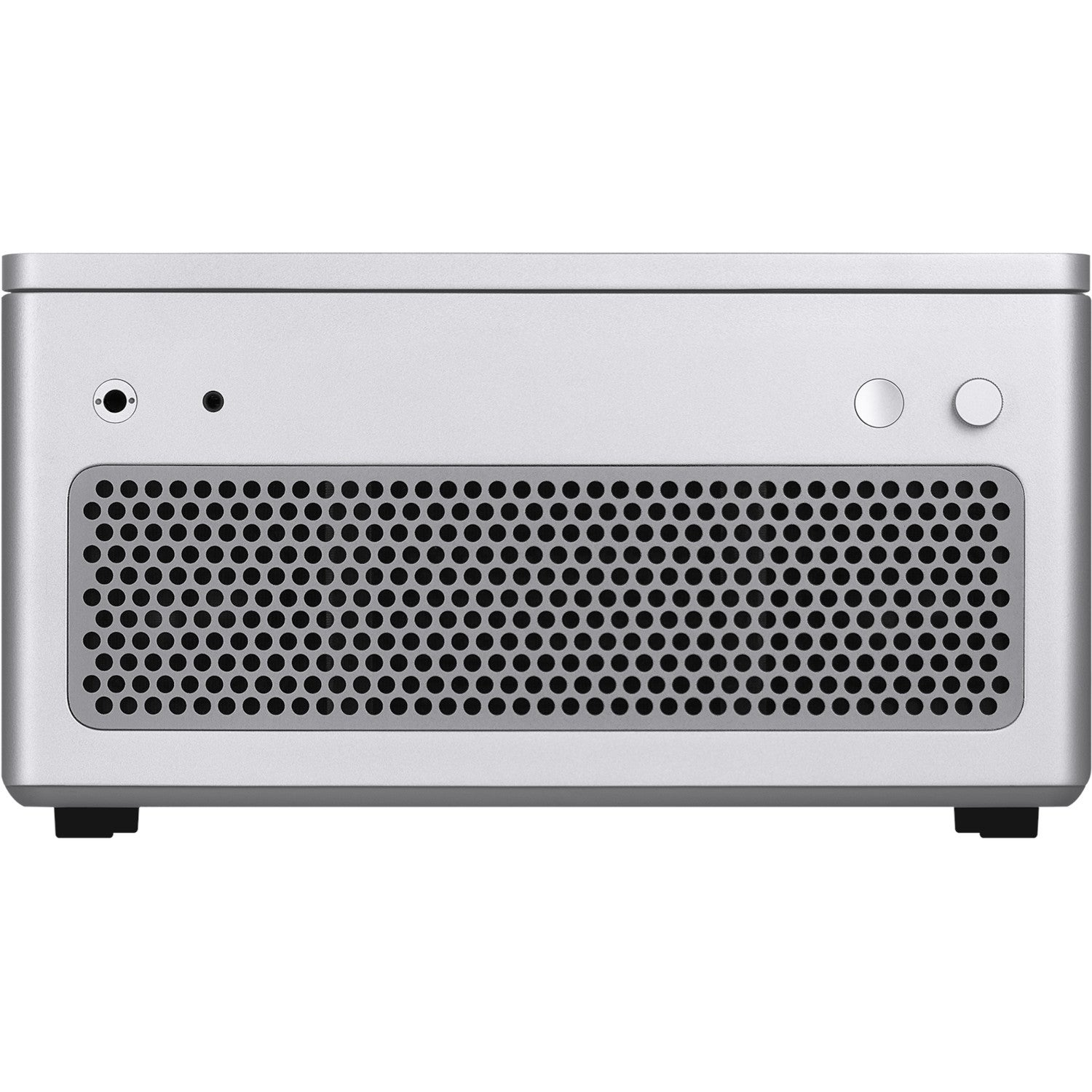 Beyaz arka planda havalandırma ızgarası, iki düğme ve bağlantı noktaları olan gümüş renkli mini PC'nin önden görünümü.
