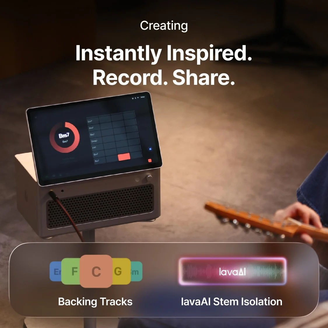 Bir stand üzerinde yer alan tablet, arka plan müzikleri ve lavaAI kök izolasyonu özellikli müzik uygulaması gösteriyor.