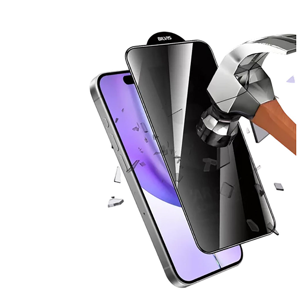 Bir çekiç akıllı telefonun koruyucu ekran camına vuruyor, etrafa dağılan kırık parçalar görünüyor.