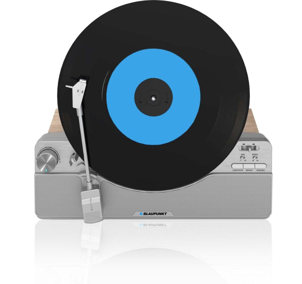 Un giradischi Blaupunkt nero e argento con un disco in vinile con etichetta centrale blu.