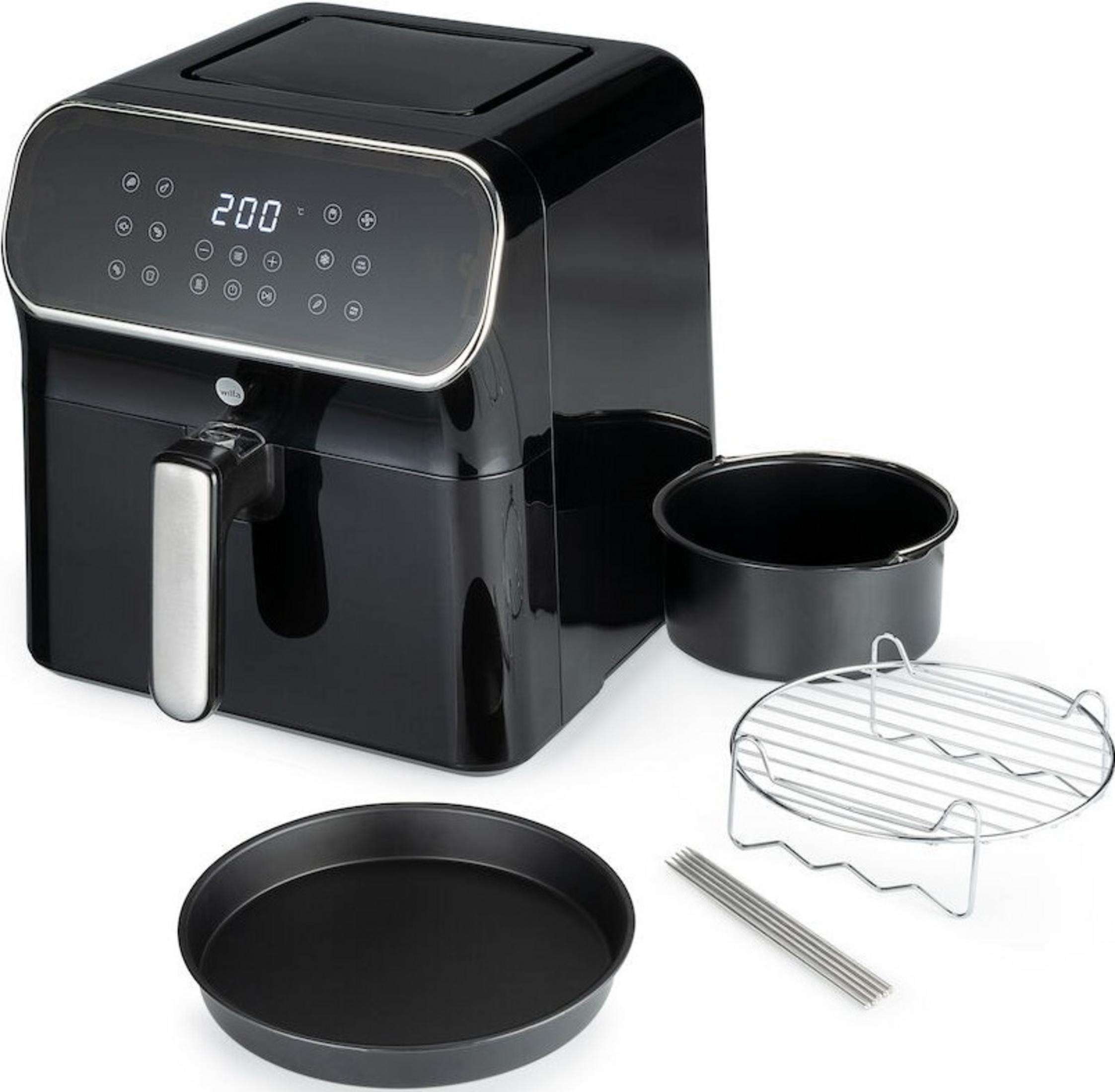 Eine schwarze digitale Heissluftfritteuse mit Korb, Backform, Rost und Spiessen vor weissem Hintergrund.