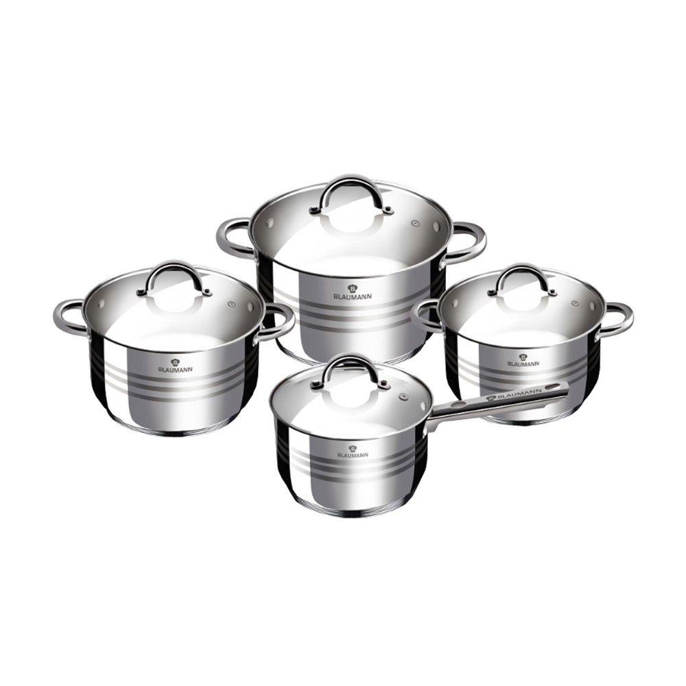 Un set di quattro pentole e casseruole lucide in acciaio inossidabile con coperchi in vetro su sfondo bianco.