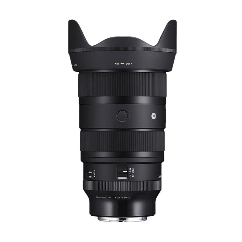 Un obiettivo fotografico Sigma nero con paraluce su sfondo bianco.