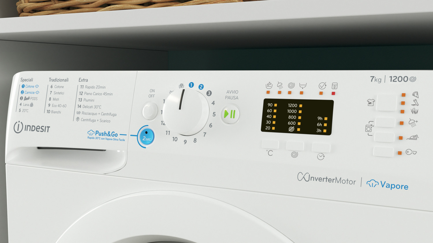 Pannello di controllo di una lavatrice bianca Indesit con programmi, manopola e display.