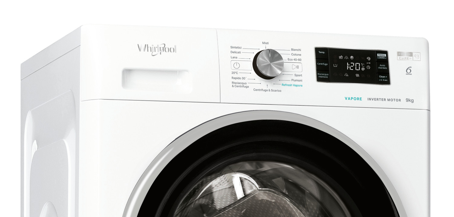 Primo piano del pannello di controllo di una lavatrice Whirlpool bianca con manopola e display digitale.