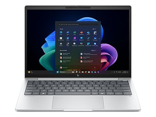 Un laptop argento con menu Start di Windows 11 aperto sullo schermo e sfondo colorato.