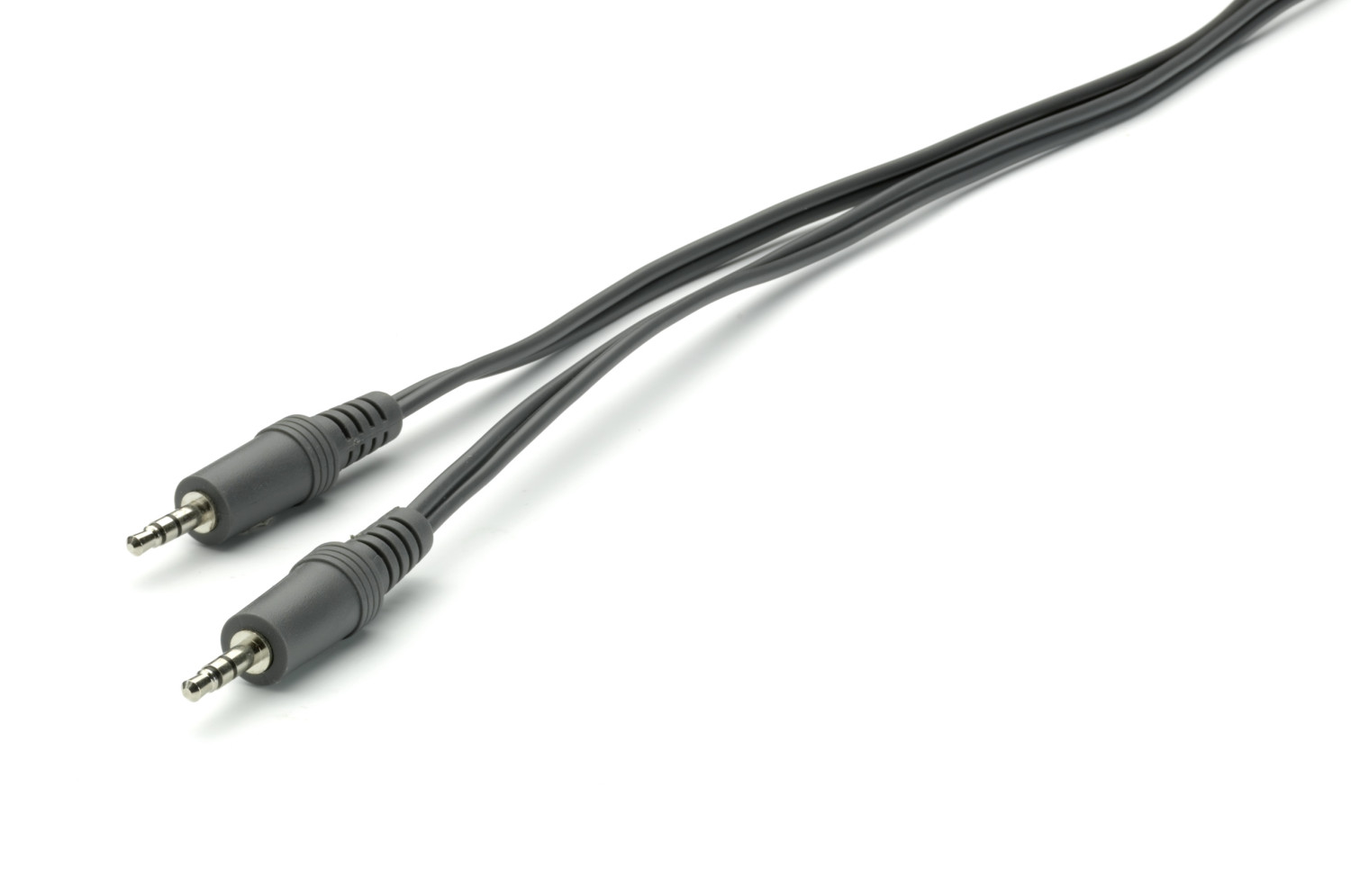 Ein schwarzes Audiokabel mit zwei 3,5-mm-Klinkensteckern auf weißem Hintergrund.