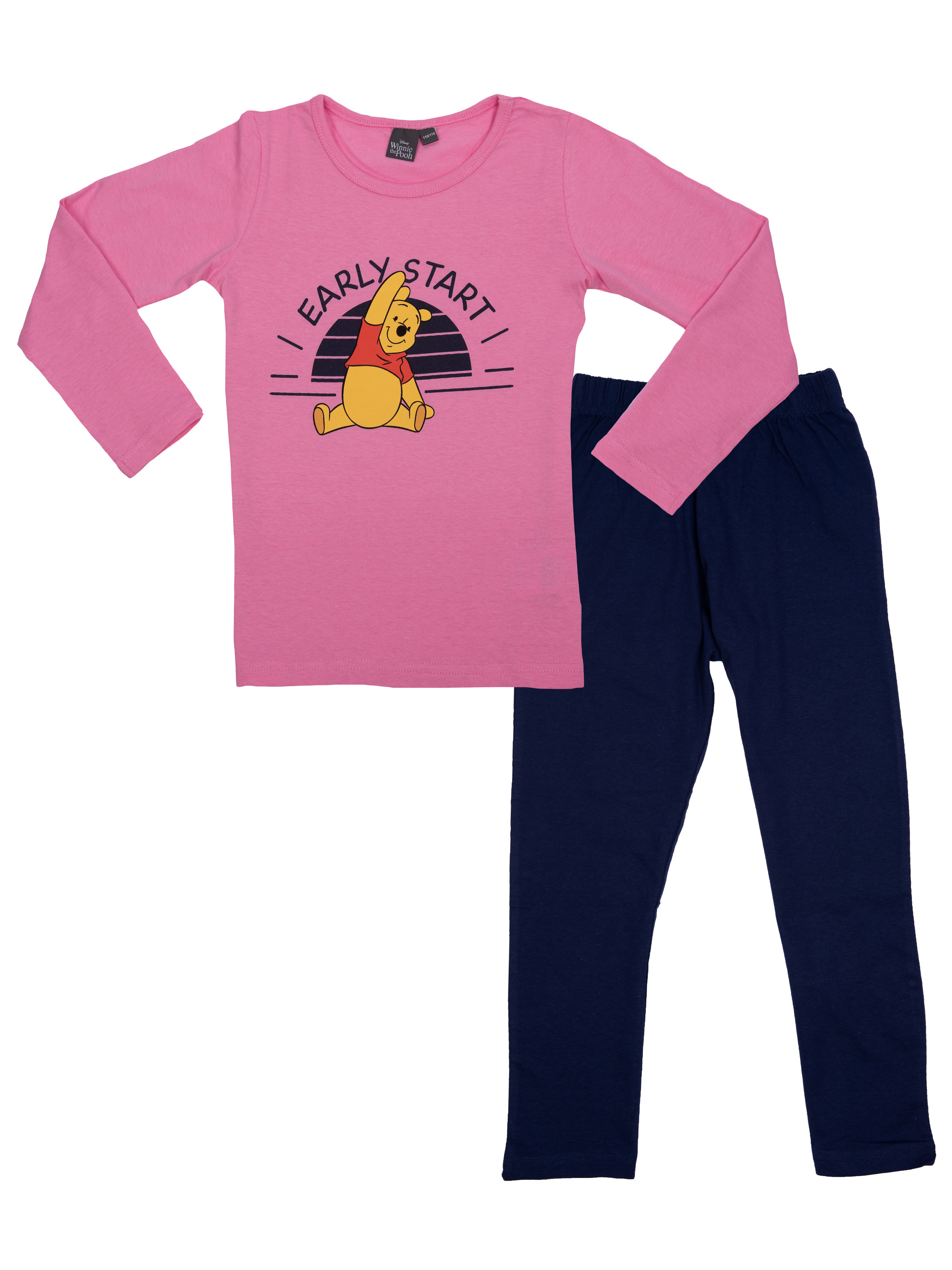 Rosa Pyjama mit langen Ärmeln und Winnie Pooh Grafik sowie dunkelblaue Hosen.