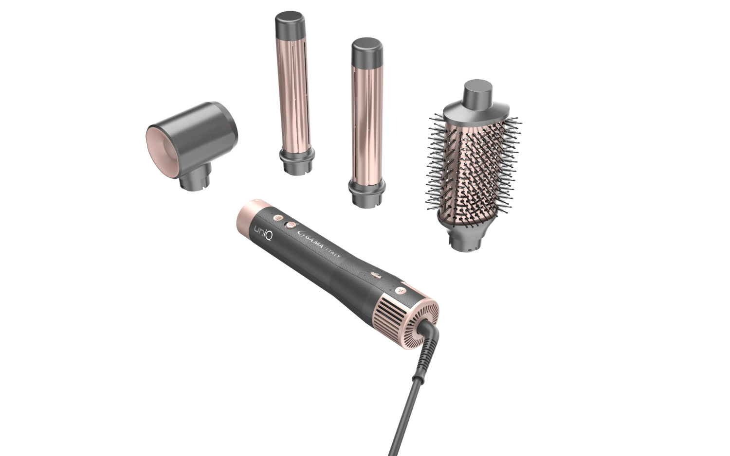 Un asciugacapelli grigio con dettagli in oro rosa e quattro diversi accessori su sfondo bianco.