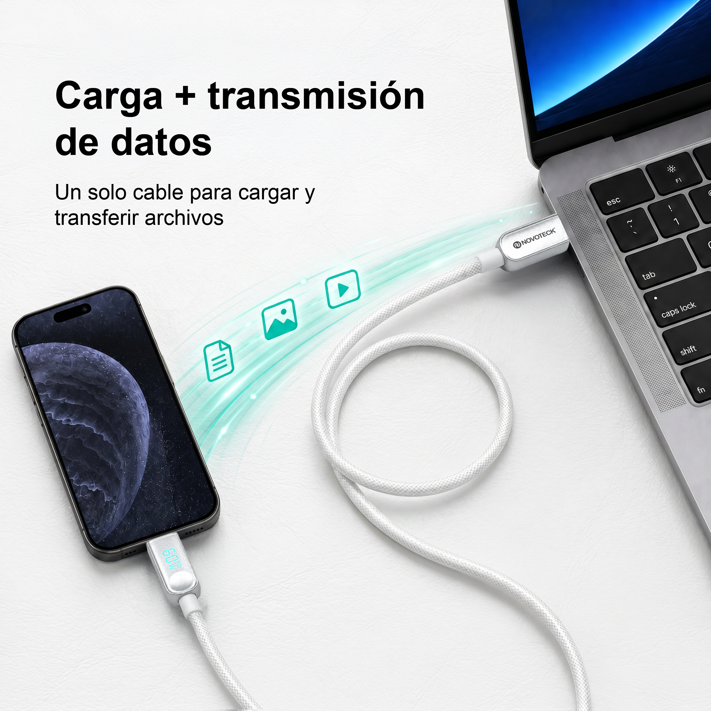 Un cavo bianco collega uno smartphone a un laptop per il trasferimento dati e la ricarica.