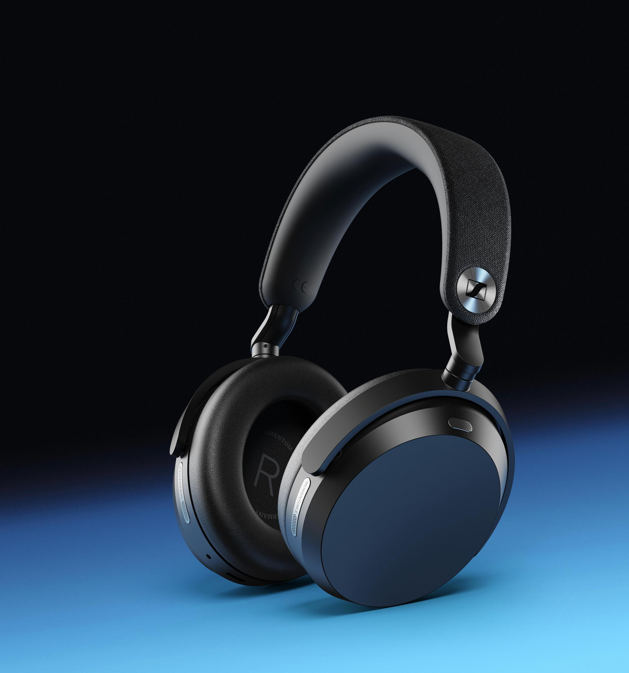Schwarze Over-Ear-Kopfhörer mit silbernem Logo auf einer blau-schwarzen Oberfläche.