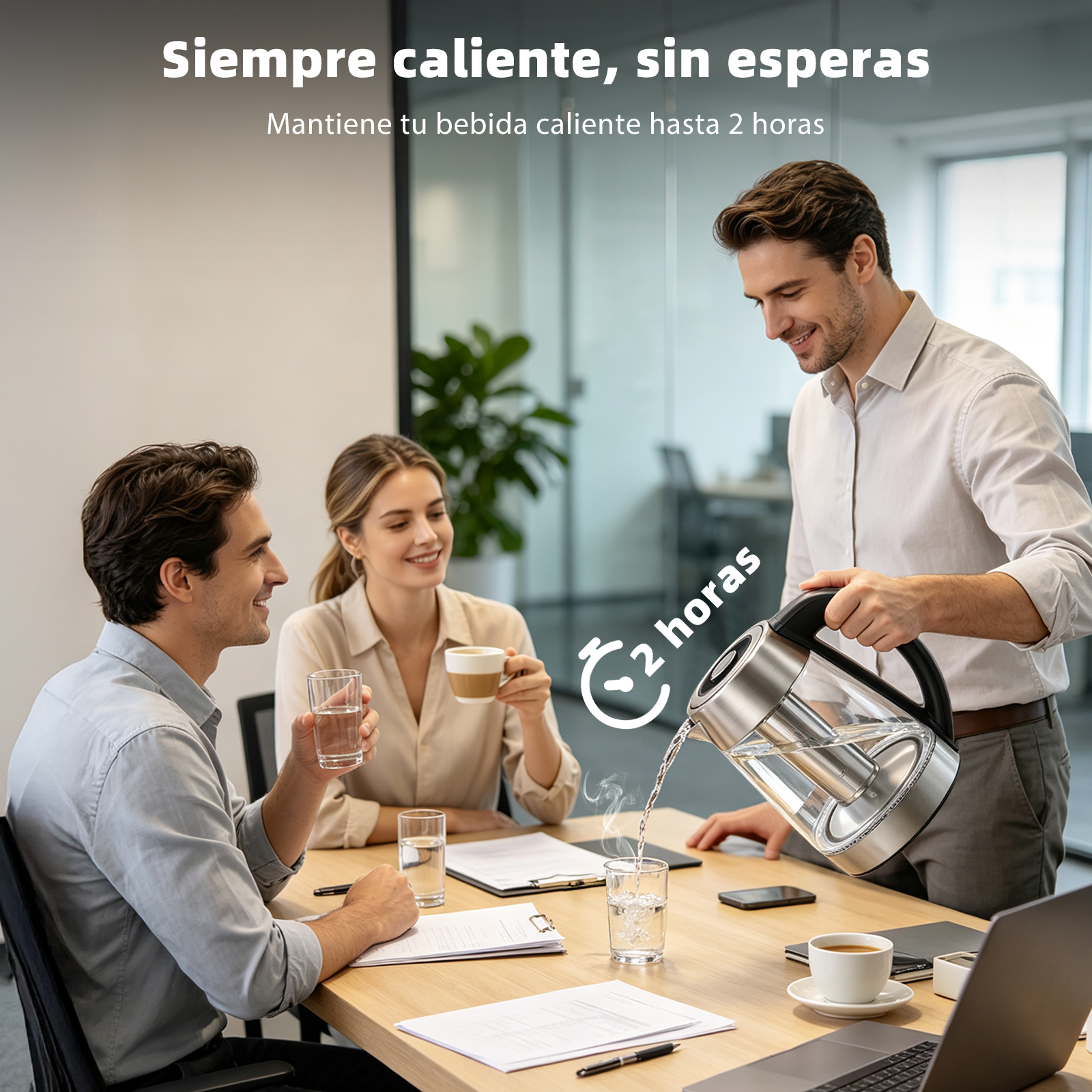 Un hombre sirve agua de un hervidor en un vaso en una oficina mientras sus colegas observan.