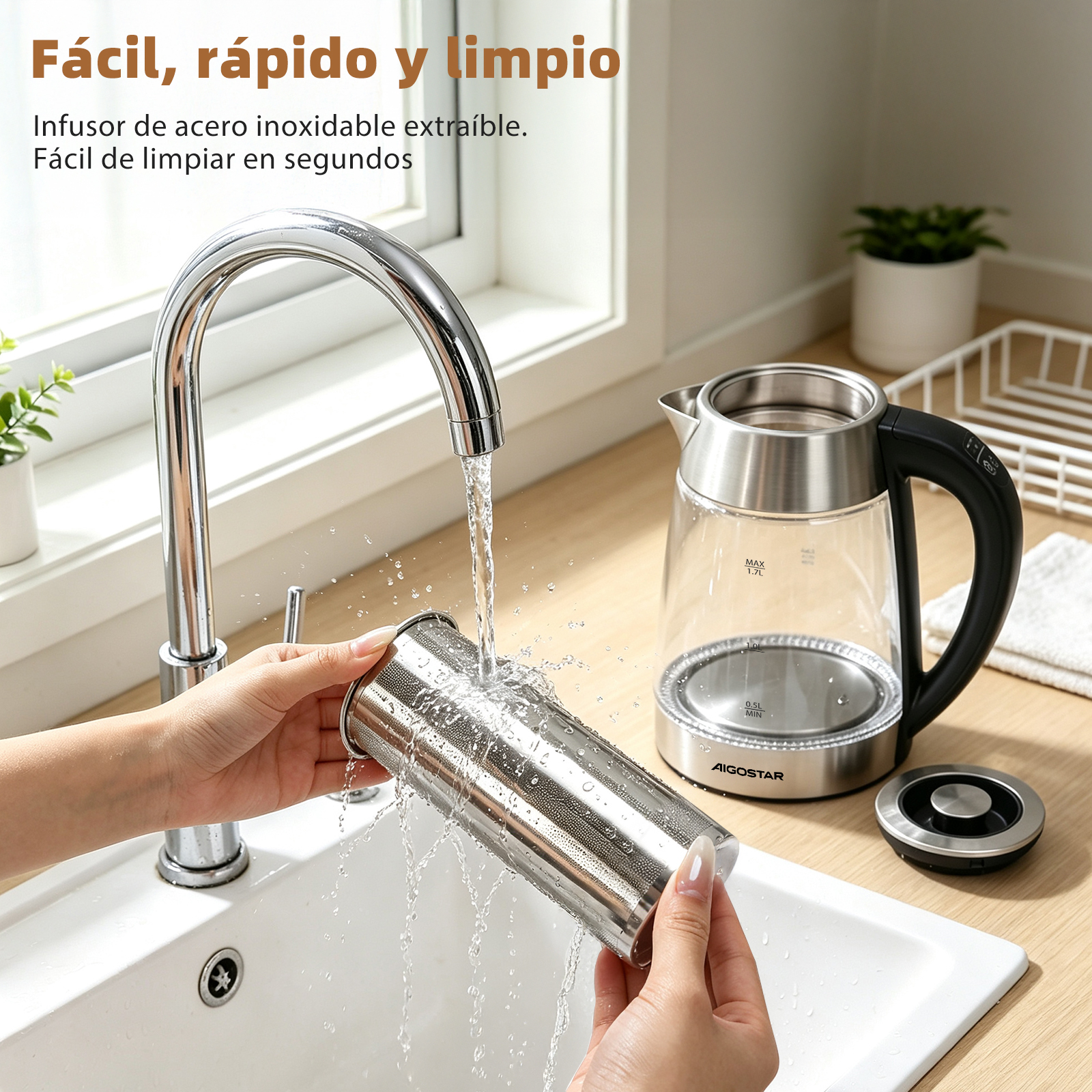 Alguien lava un infusor de hervidor de acero inoxidable bajo el agua corriente en el fregadero.