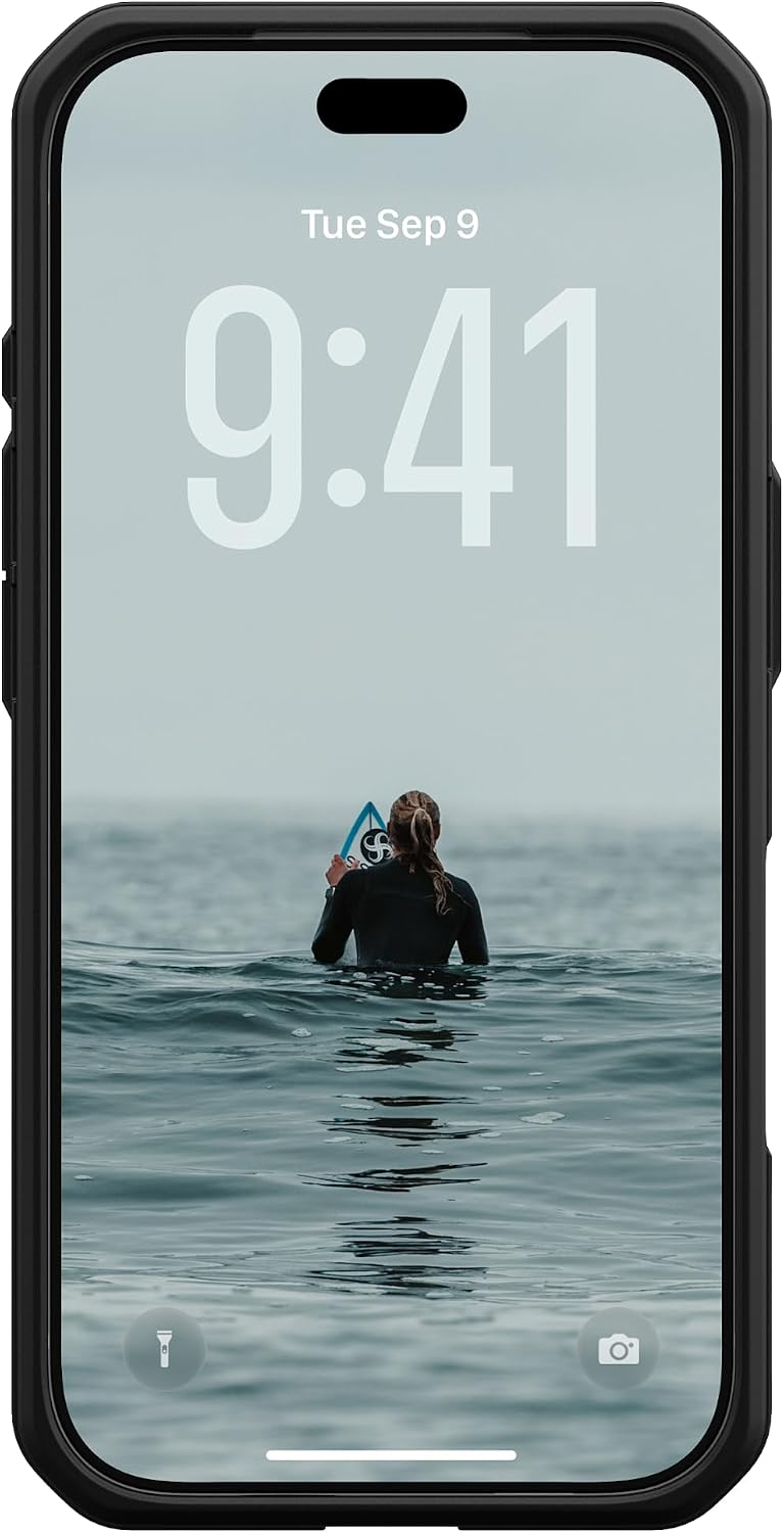 Smartphone im Schutzcase mit einem Surfer im Ozean als Hintergrundbild und dem großen Uhrzeitdisplay 9:41.
