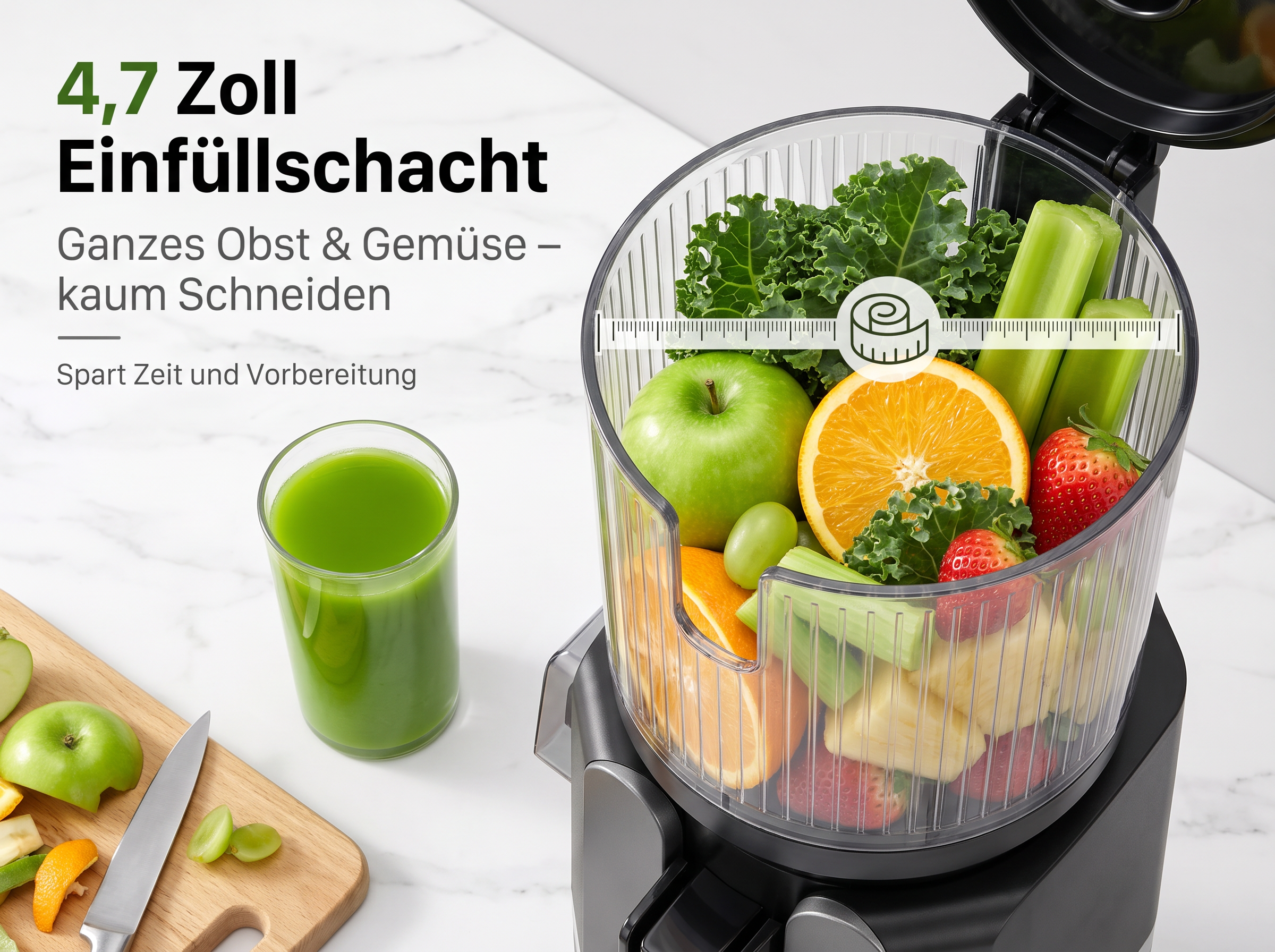 Ein Entsafter mit einem großen Schacht gefüllt mit frischem Obst und Gemüse, daneben ein Glas grüner Saft.