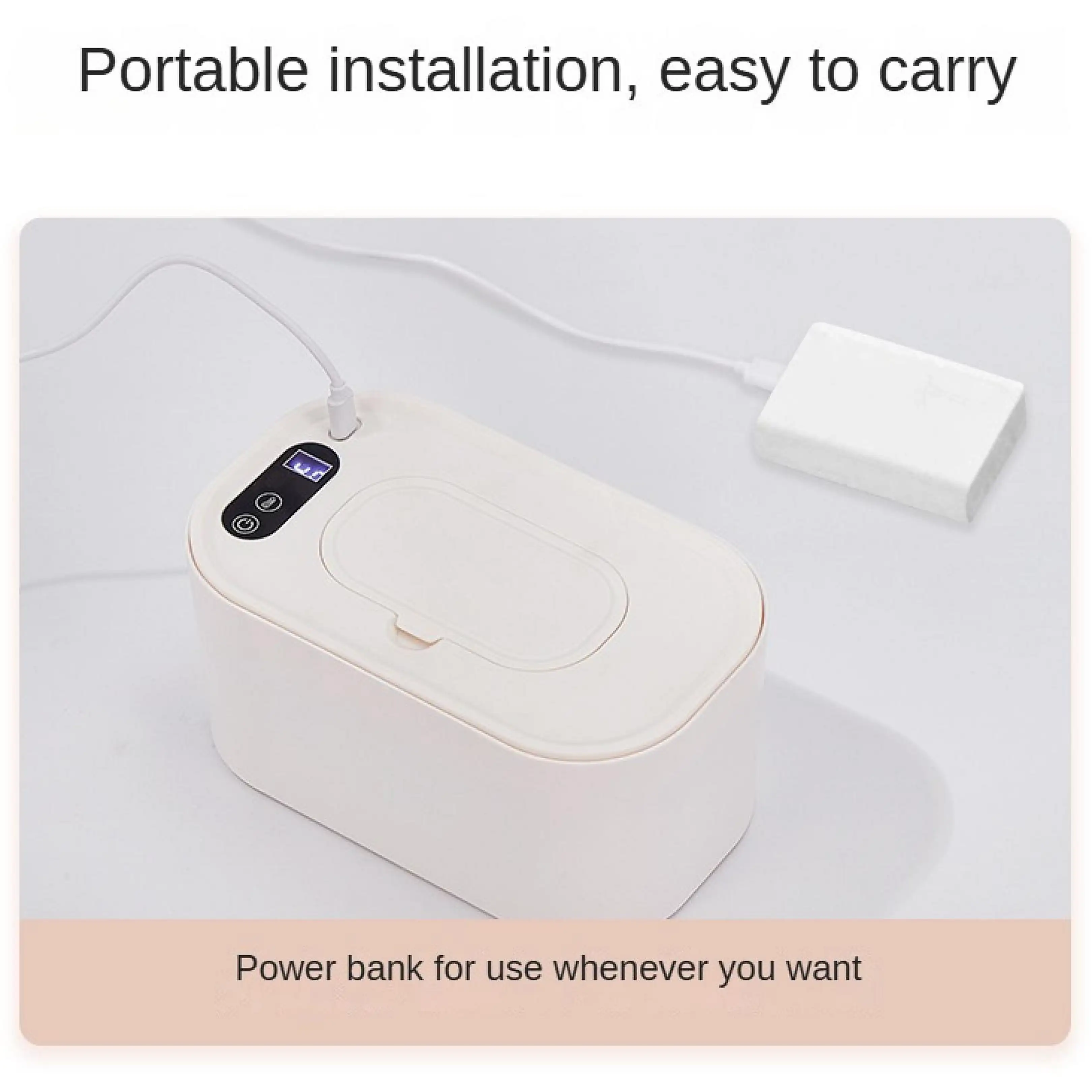 Ein weißer, tragbarer Feuchtwanwärmer, verbunden mit einer Powerbank über USB-Kabel auf hellm Hintergrund.