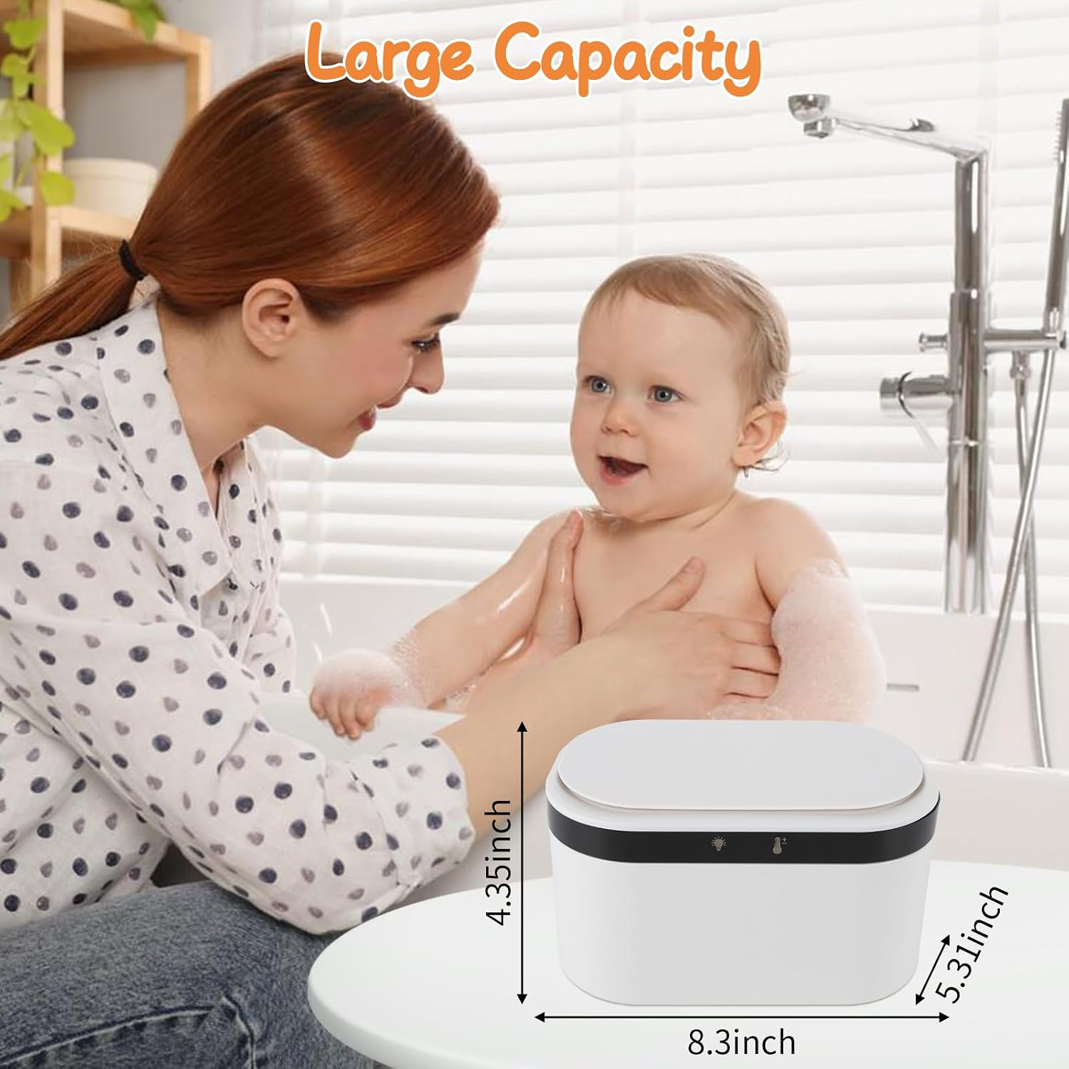 Eine Frau badet ein Baby in einer Wanne, während im Vordergrund eine weiße Aufbewahrungsbox mit Maßen gezeigt wird.
